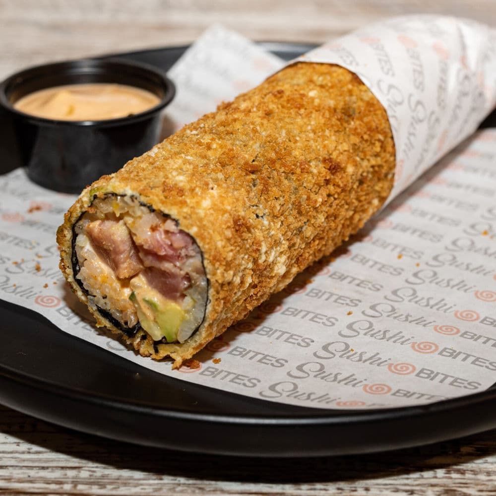 Sushi Burger de Sushi Bites, dos discos de arroz crocante con relleno generoso